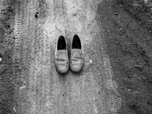 traces-old-shoes-on-the-path-1425216
